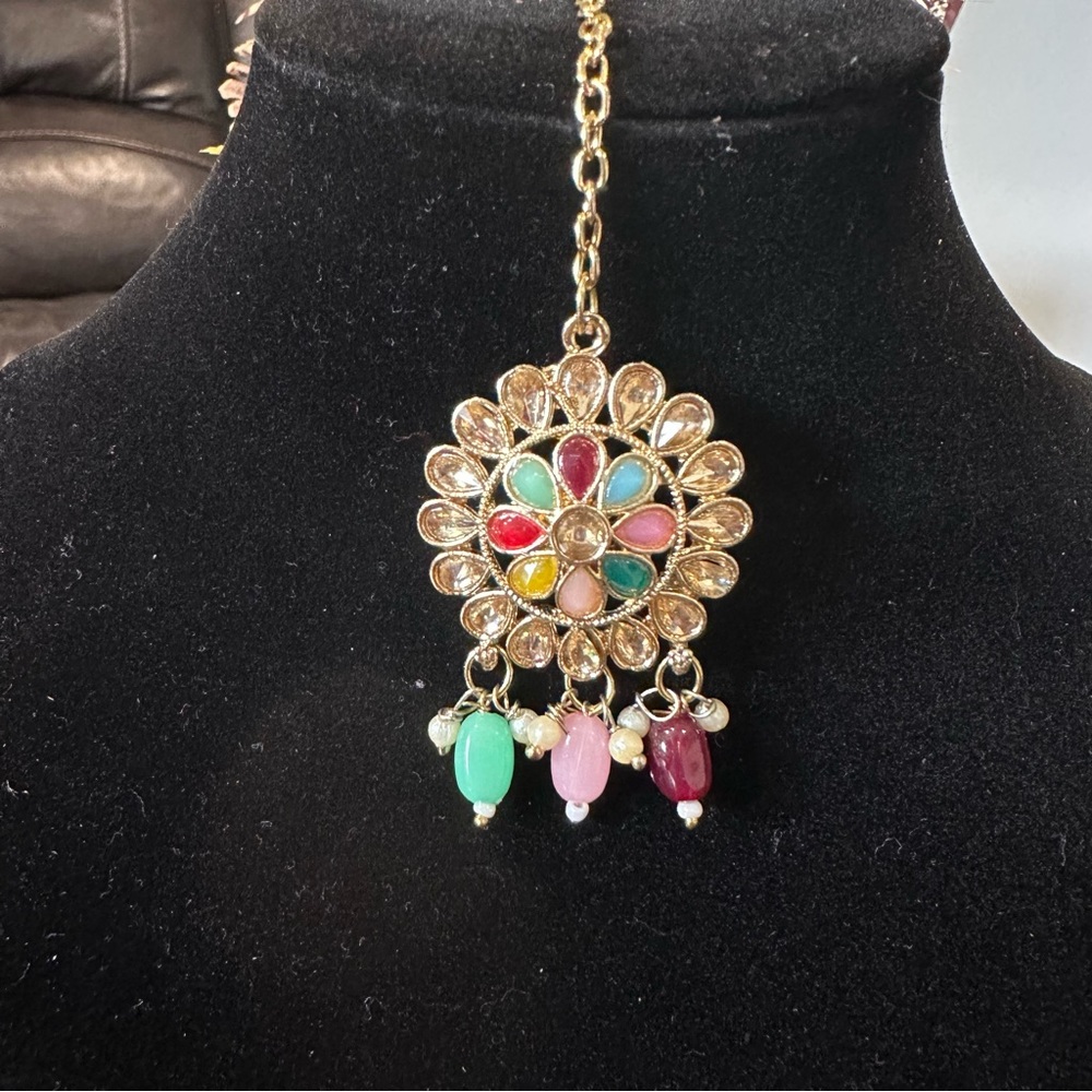 Gold Tone Multicolor Polki Jhumka Earrings Maang Tikka Set - Picture 12 of 12